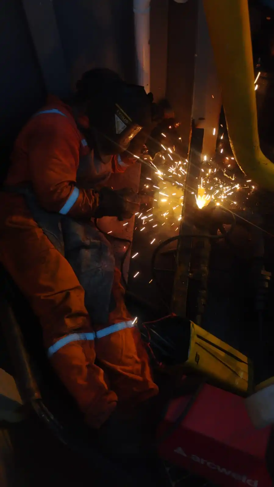 Soldagem industrial executada a bordo por profissional com EPI completo
