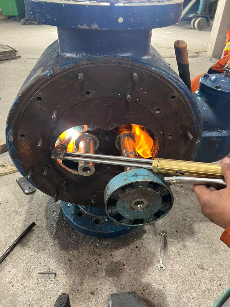 Controlled torch heating during the strip-down in the workshop