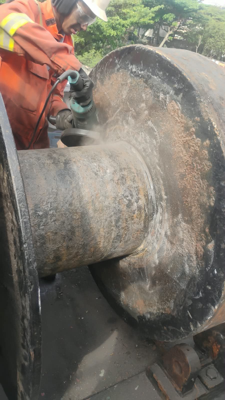 Limpeza mecânica do tambor e do flange com esmerilhadeira