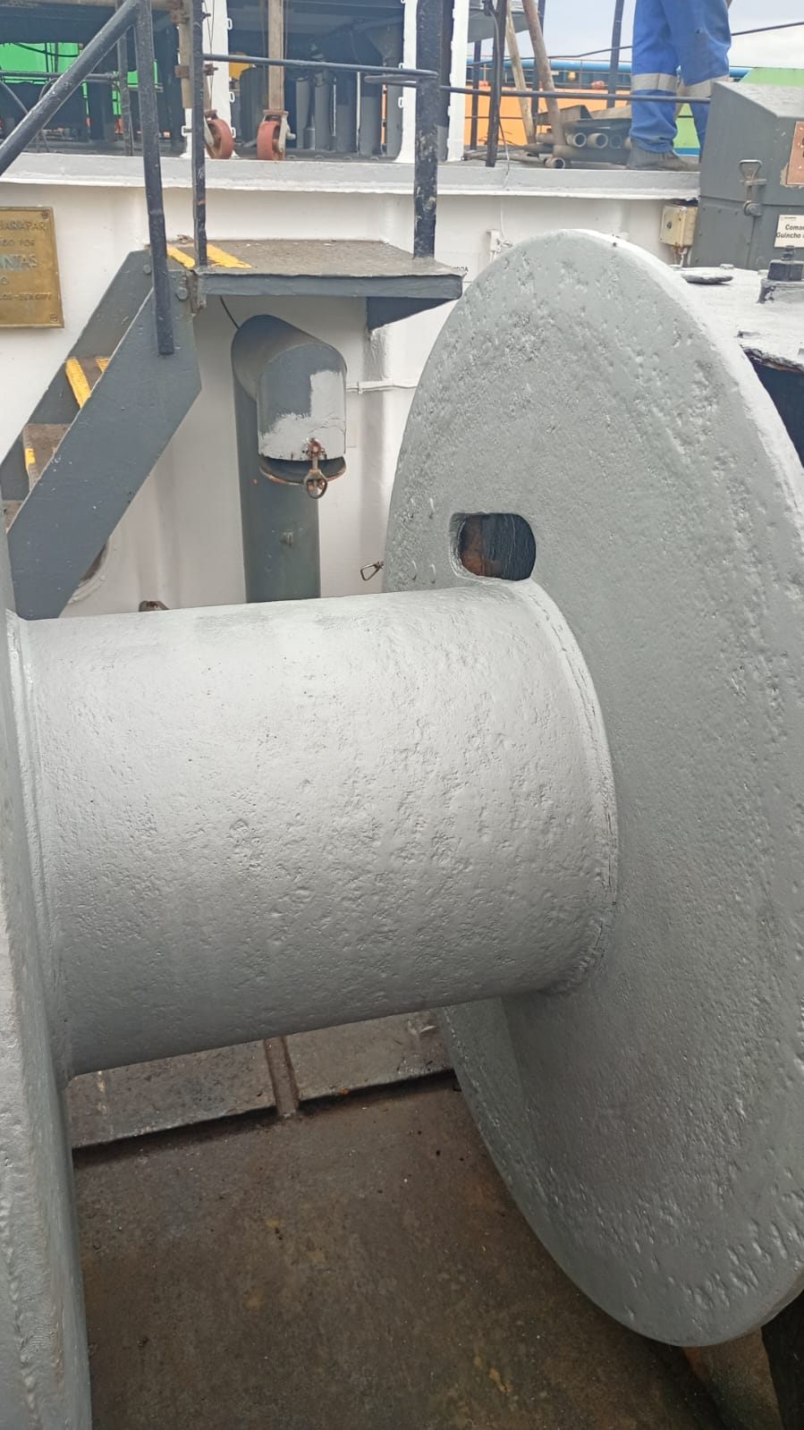 Tambor e flange com demão de fundo em cinza, após a limpeza da superfície