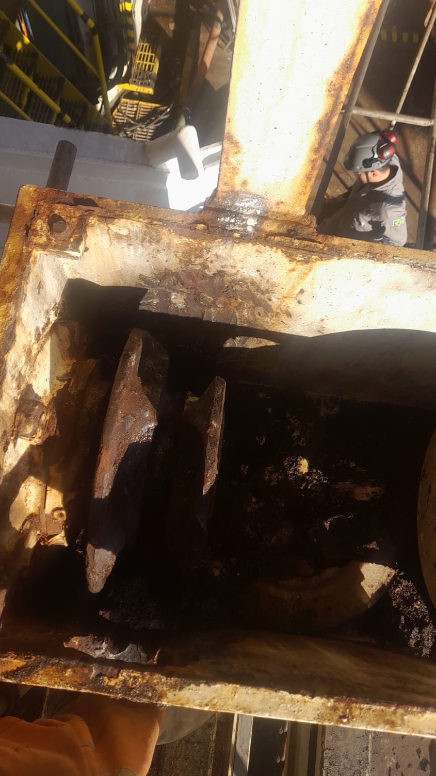 The sheave in the equipment, with the groove fractured and heavy corrosion, in the condition found