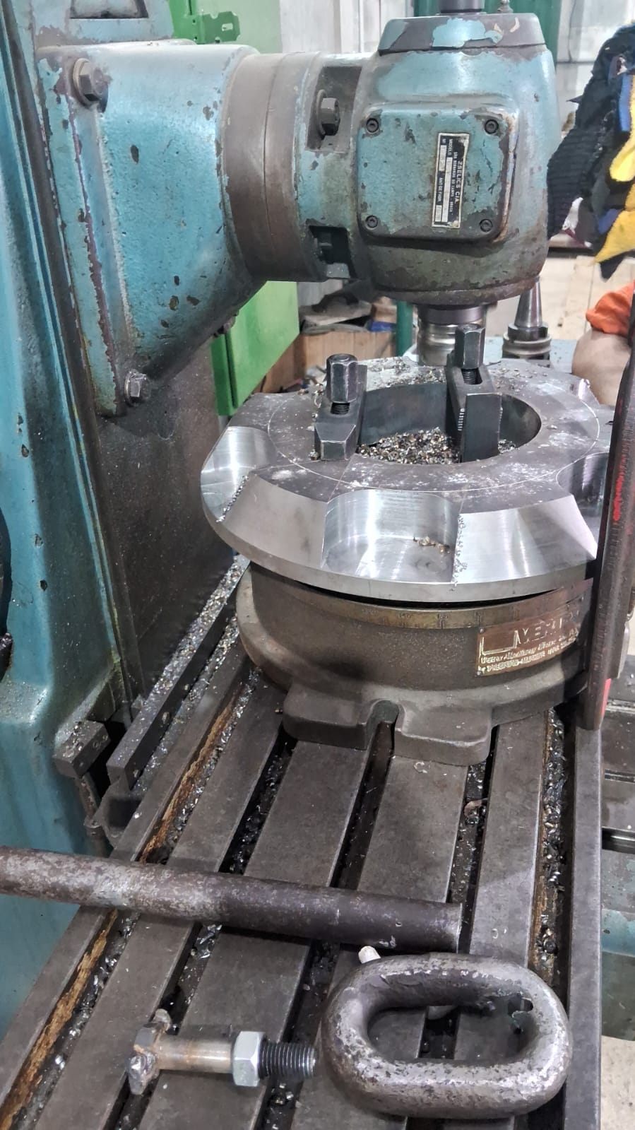 Machining the central seat on the milling machine, with the part on a rotary table